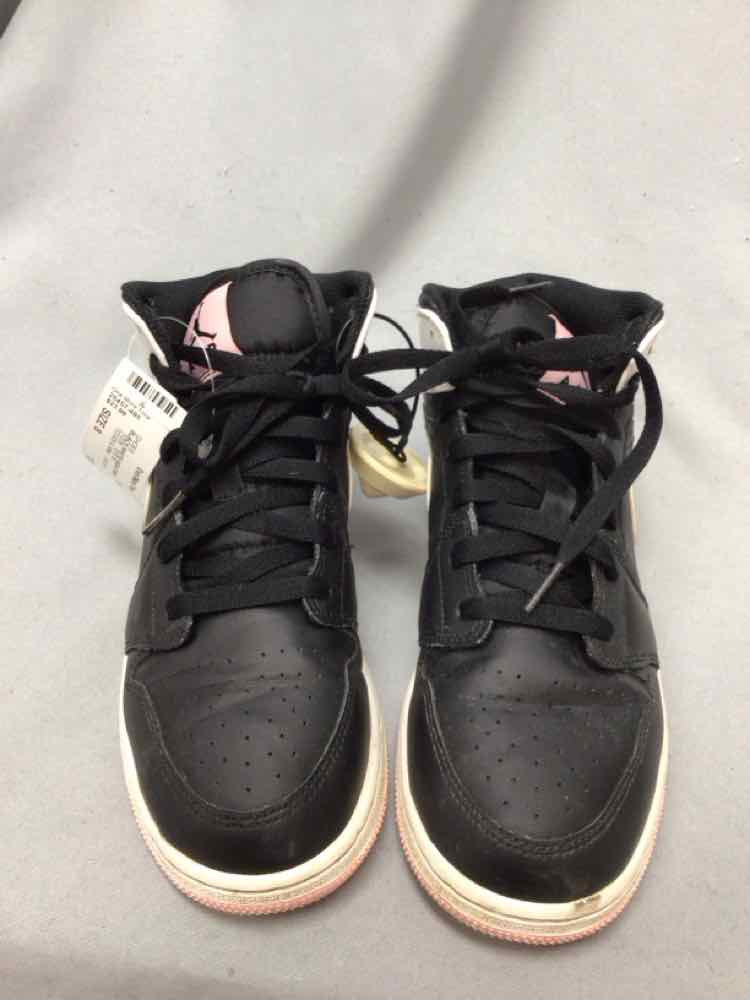 NIKE SIZE 8 Ladies SHOES