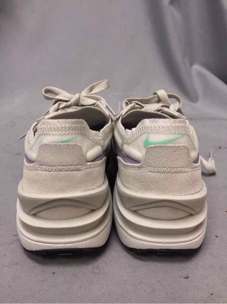 NIKE SIZE 8 Ladies SHOES