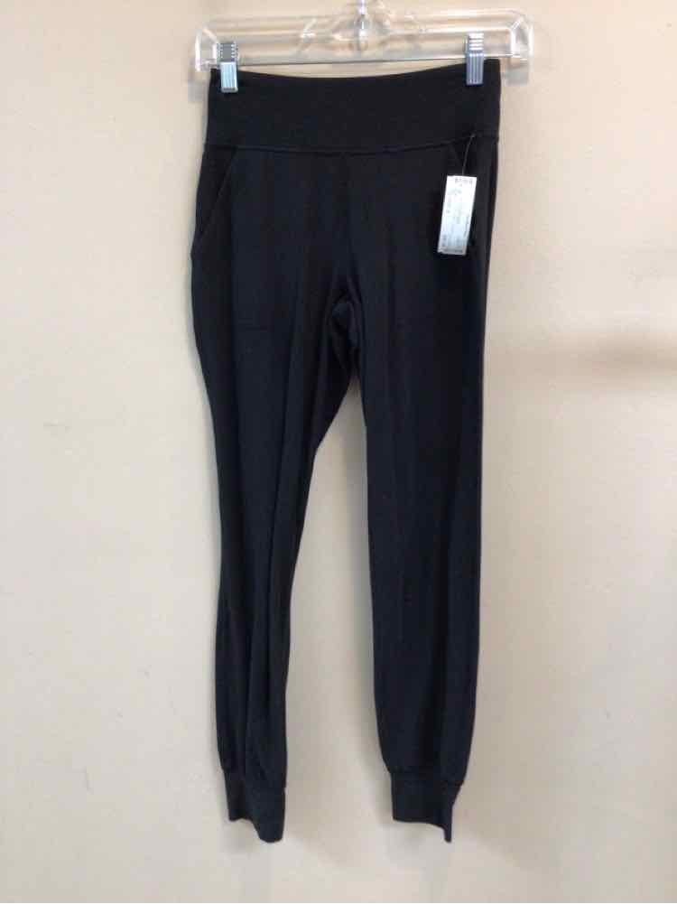 LULULEMON SIZE 4 Ladies EXERCISE