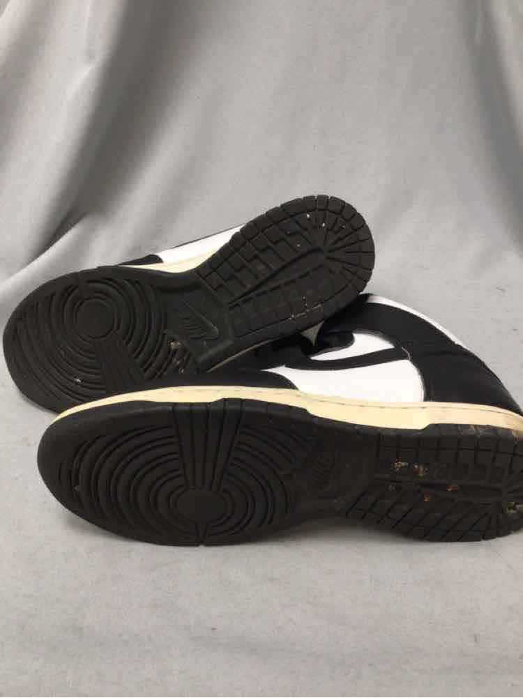 NIKE SIZE 8 1/2 Ladies SHOES