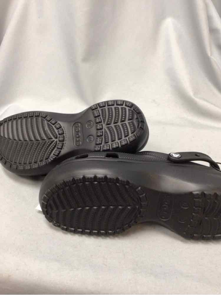 CROCS SIZE 10 Ladies SHOES
