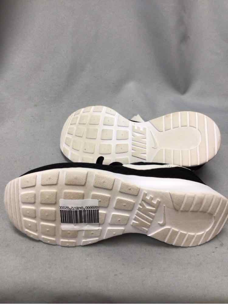 NIKE SIZE 6 Ladies SHOES
