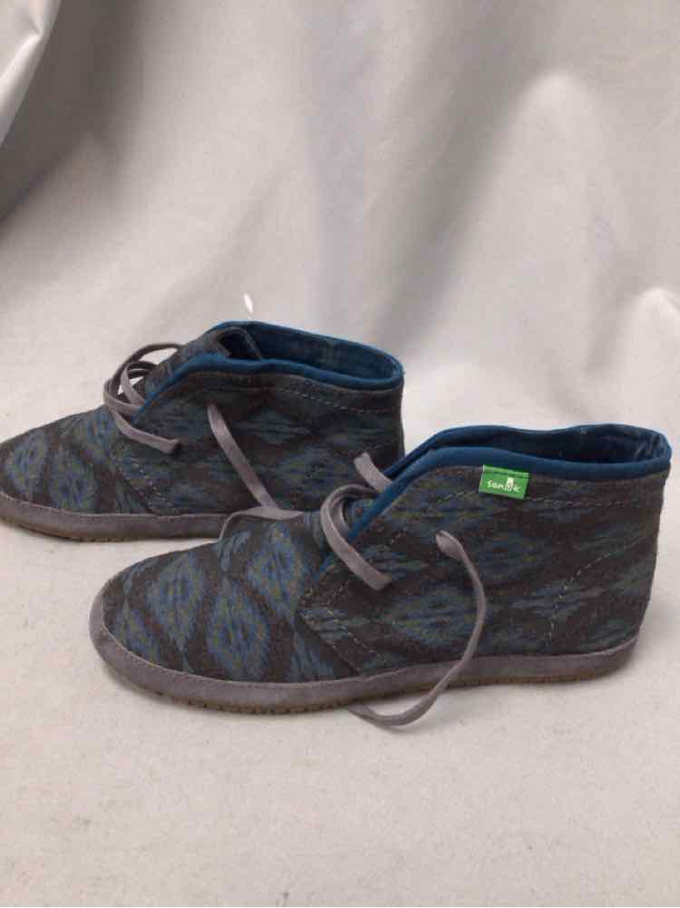 SANUK SIZE 7 Ladies SHOES