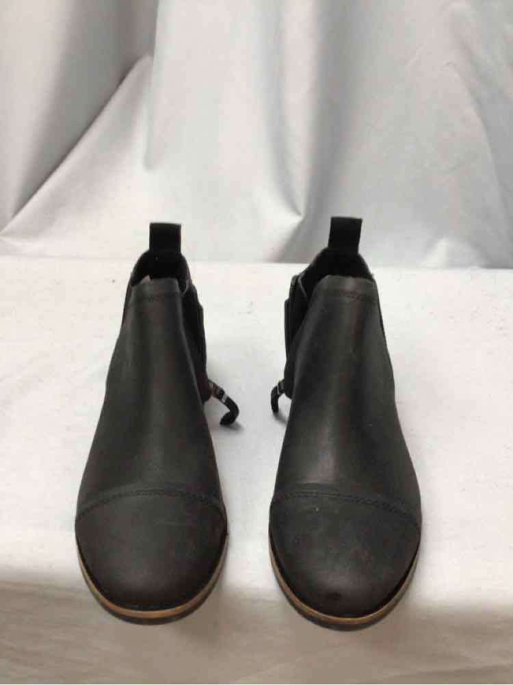 TOMS SIZE 5 1/2 Ladies SHOES