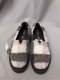TOMS SIZE 9 1/2 Ladies SHOES