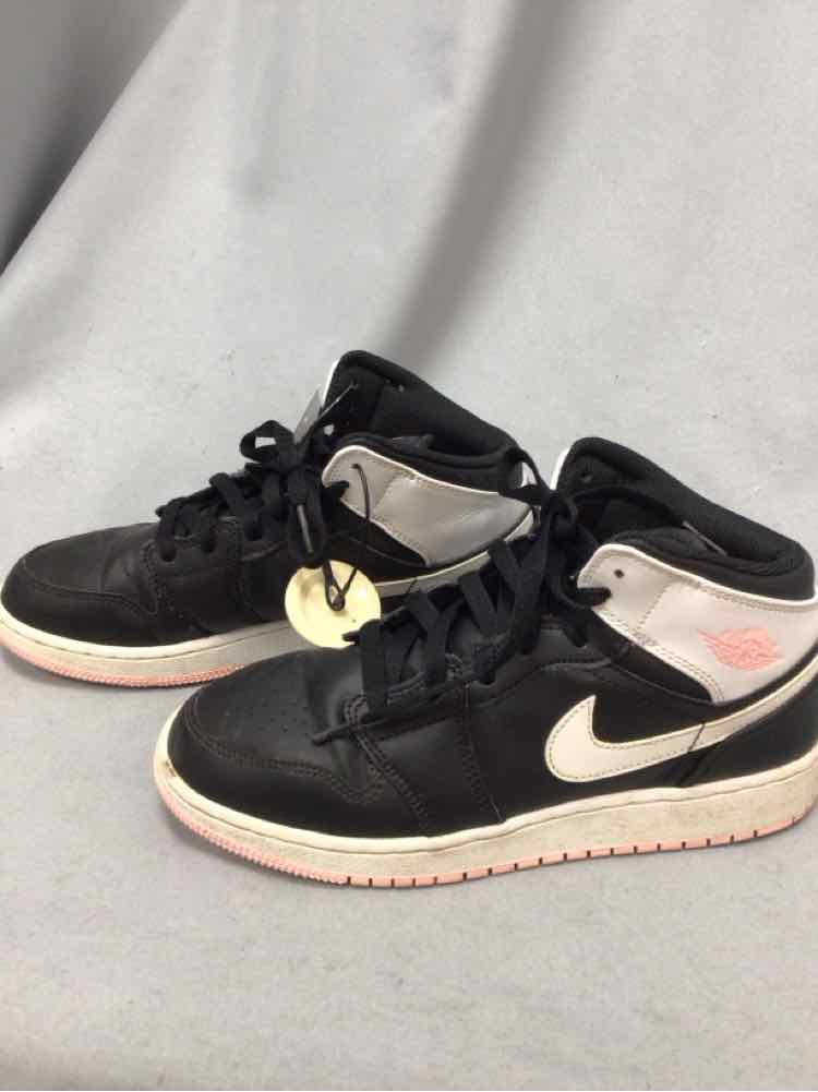 NIKE SIZE 8 Ladies SHOES