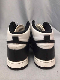 NIKE SIZE 8 Ladies SHOES