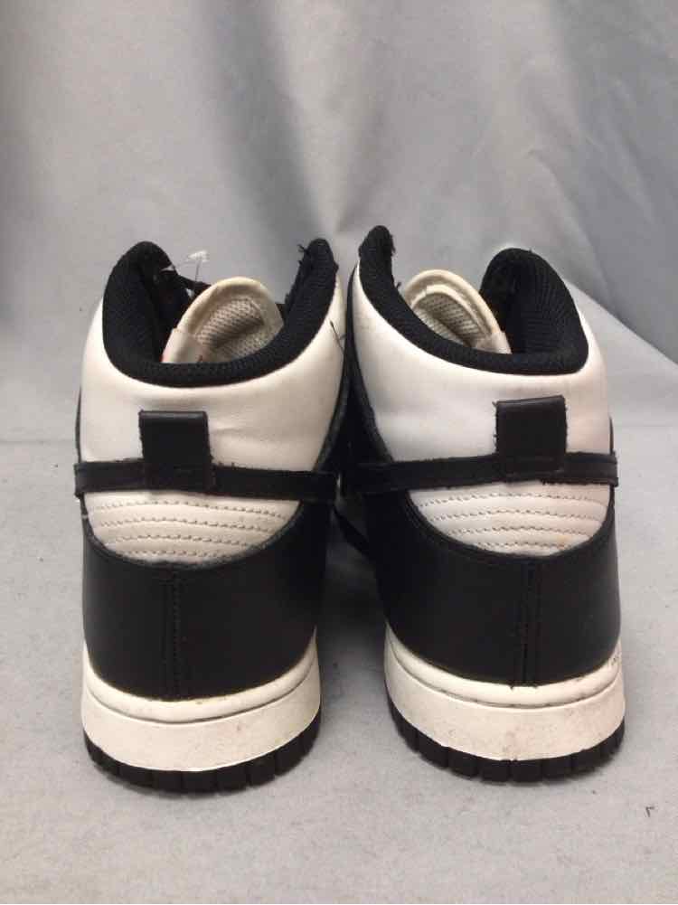 NIKE SIZE 8 Ladies SHOES