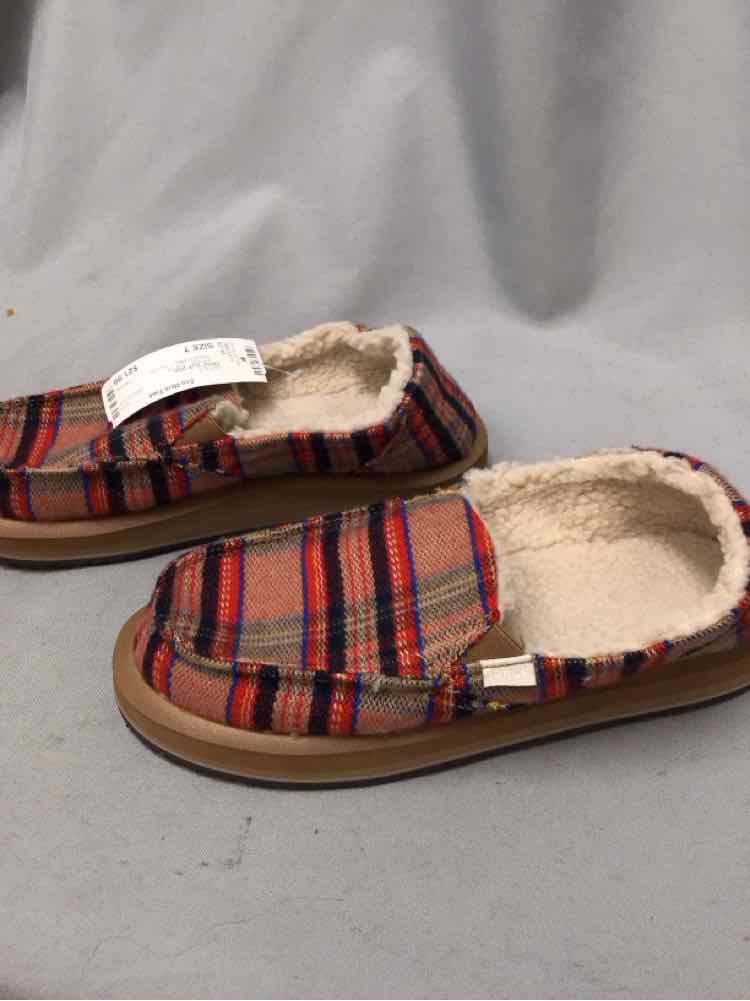 SANUK SIZE 7 Ladies SHOES