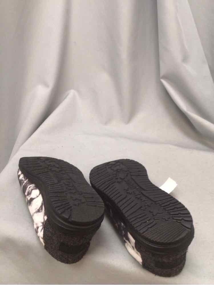 SIZE 9 HEY DUDE Men's SHOES