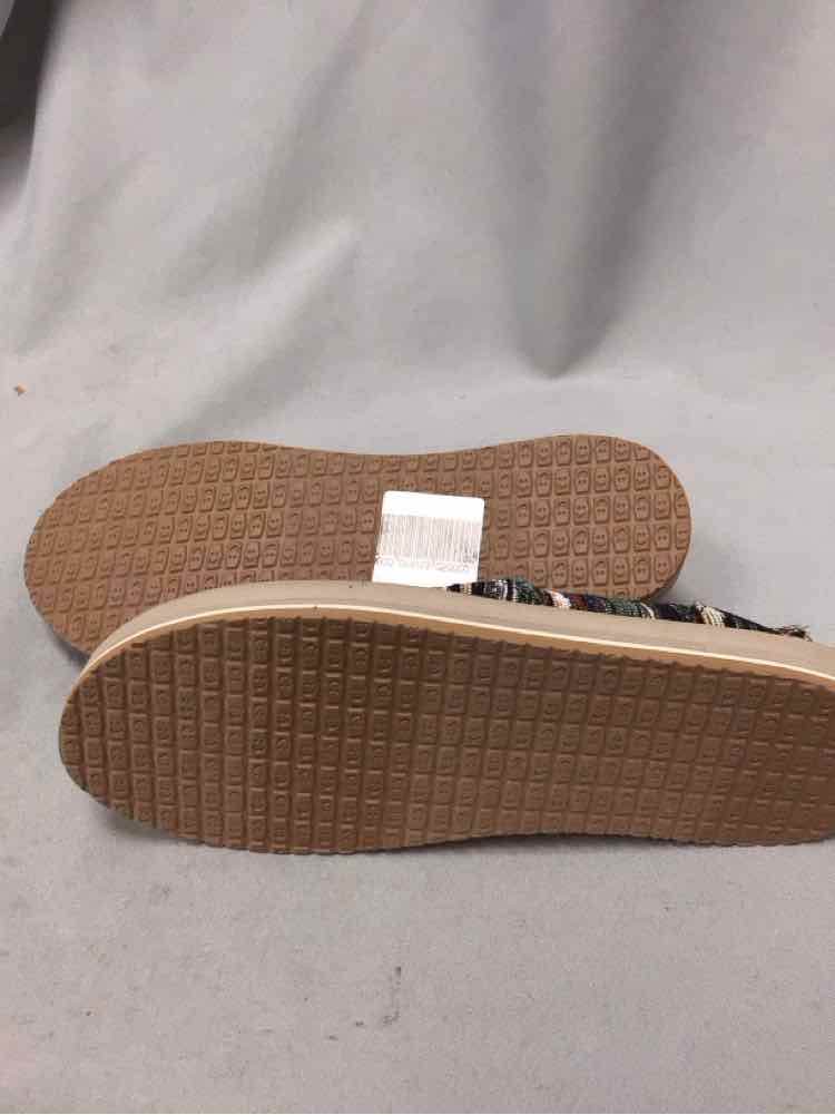 SANUK SIZE 7 Ladies SHOES