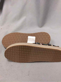 SANUK SIZE 7 Ladies SHOES