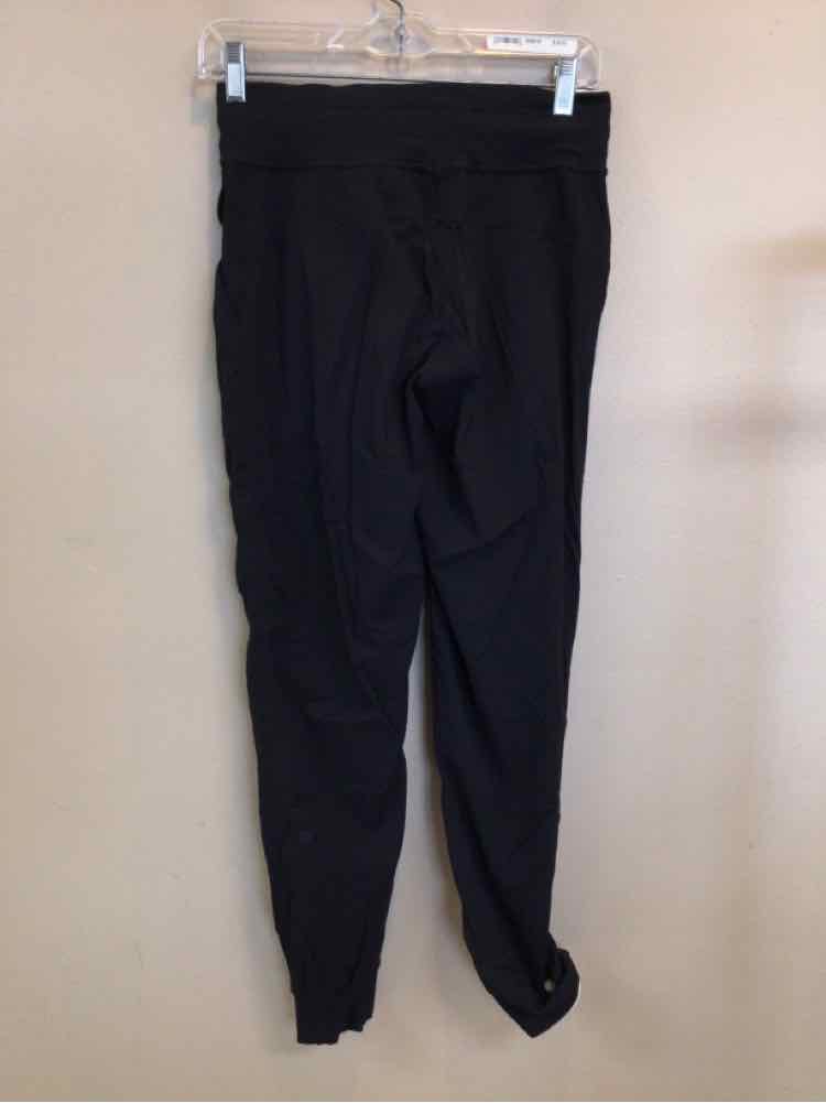 LULULEMON SIZE 4 Ladies EXERCISE