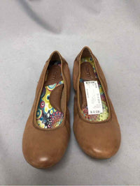 BORN SIZE 9 1/2 Ladies SHOES