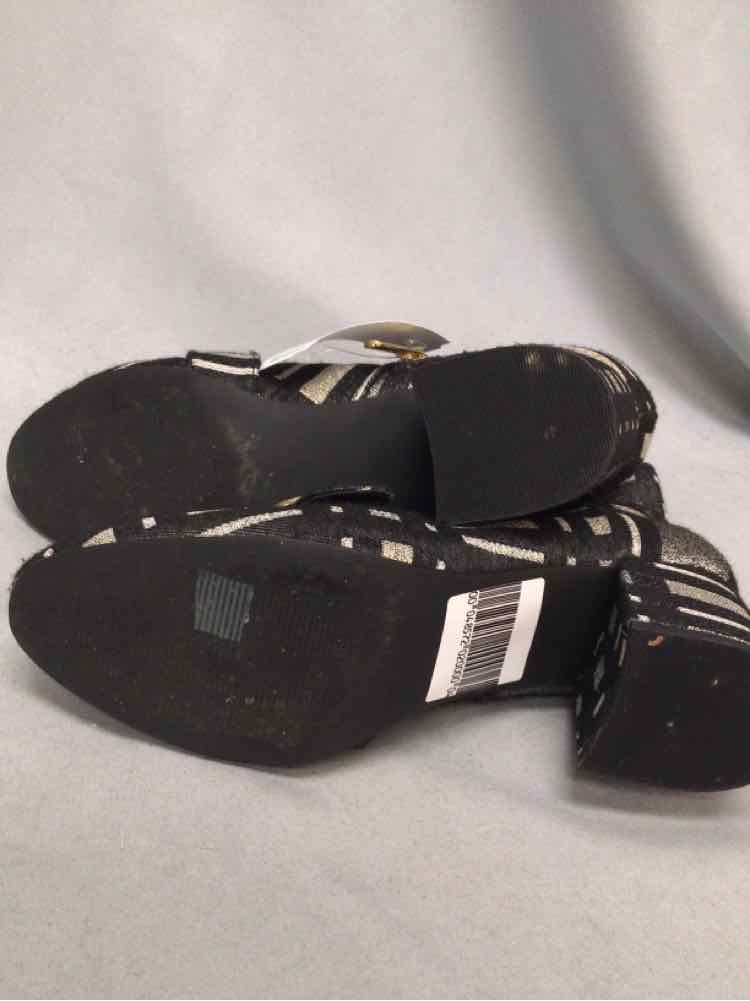 BLEECKER && BOND SIZE 8 Ladies SHOES