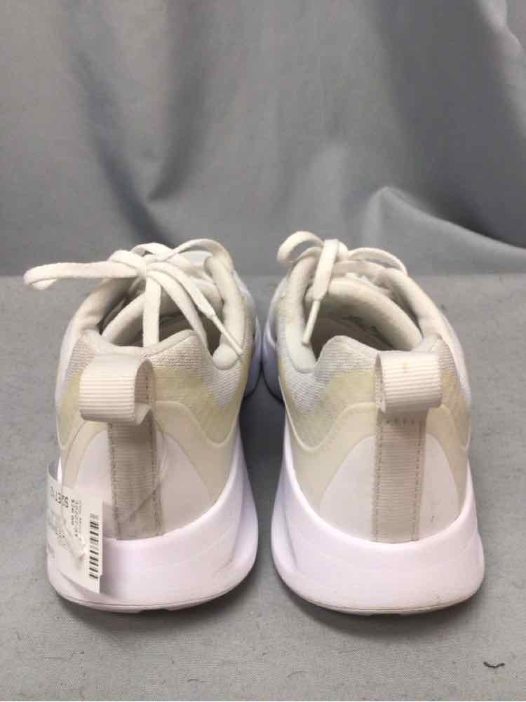 NIKE SIZE 7 1/2 Ladies SHOES