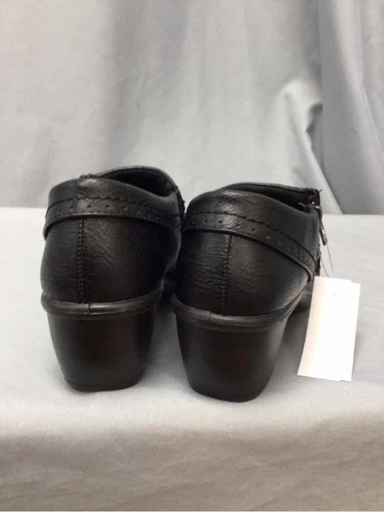 EASY STREET SIZE 8 1/2 Ladies SHOES