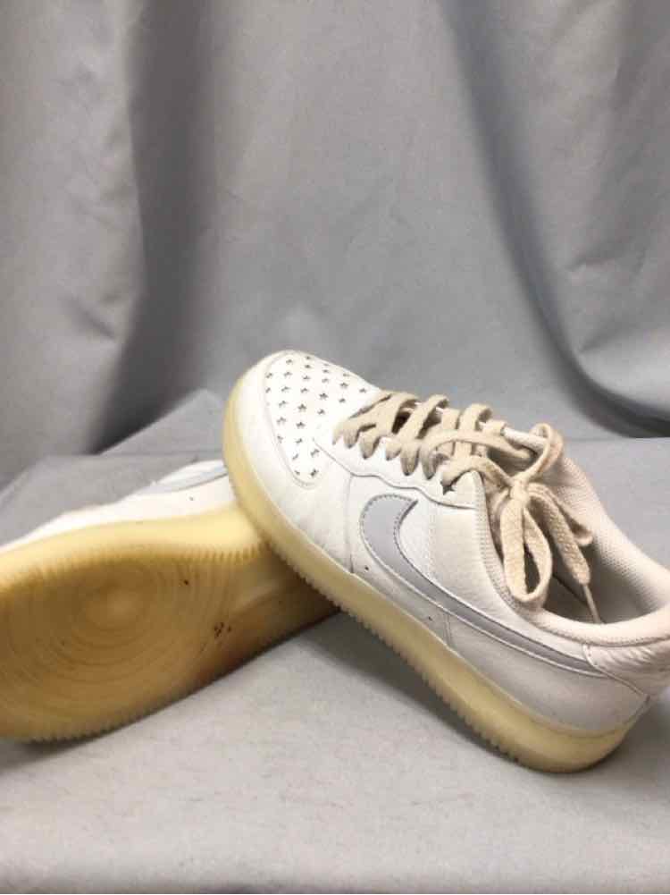 NIKE SIZE 8 1/2 Ladies SHOES