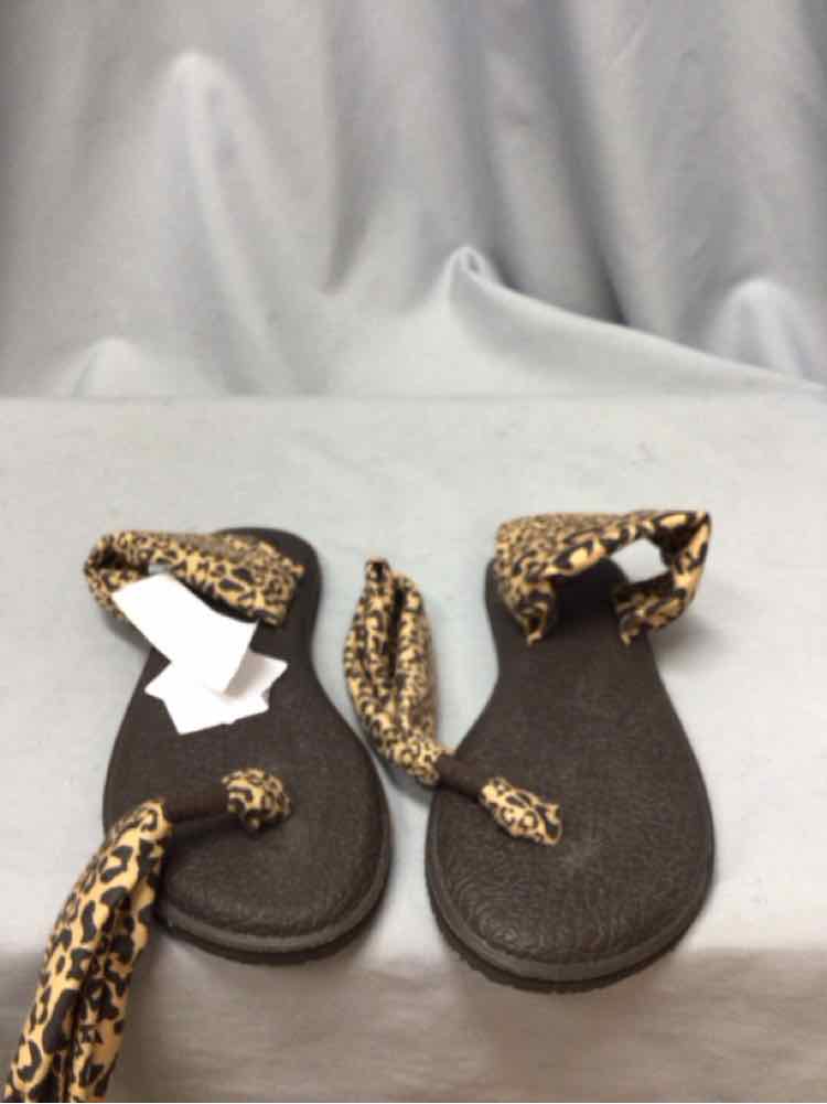 SANUK SIZE 7 Ladies SHOES
