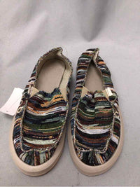 SANUK SIZE 7 Ladies SHOES