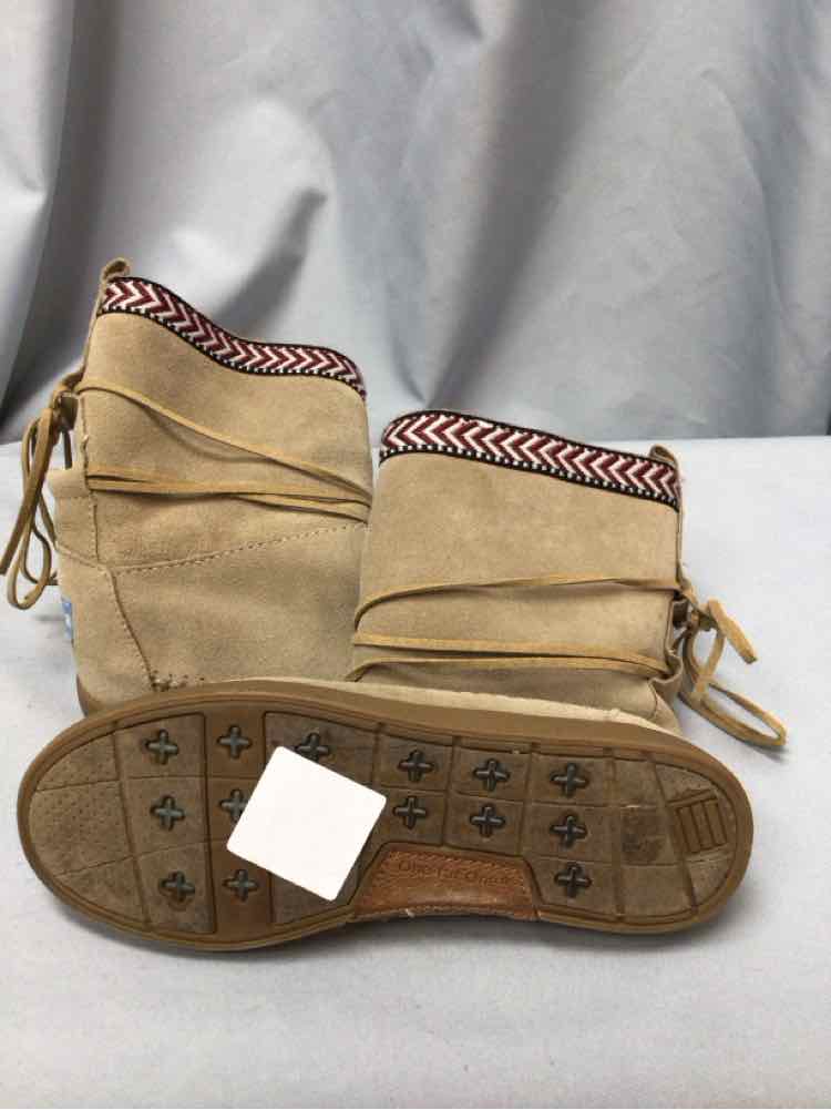 TOMS SIZE 6 Ladies SHOES