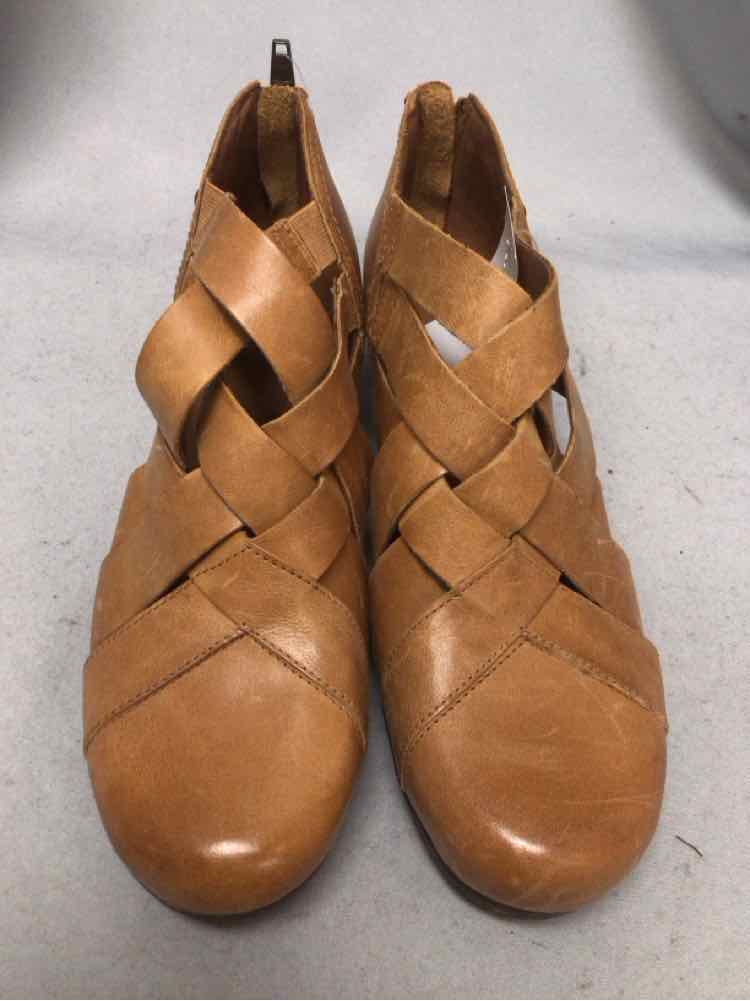 COBB HILL SIZE 8 1/2 Ladies SHOES
