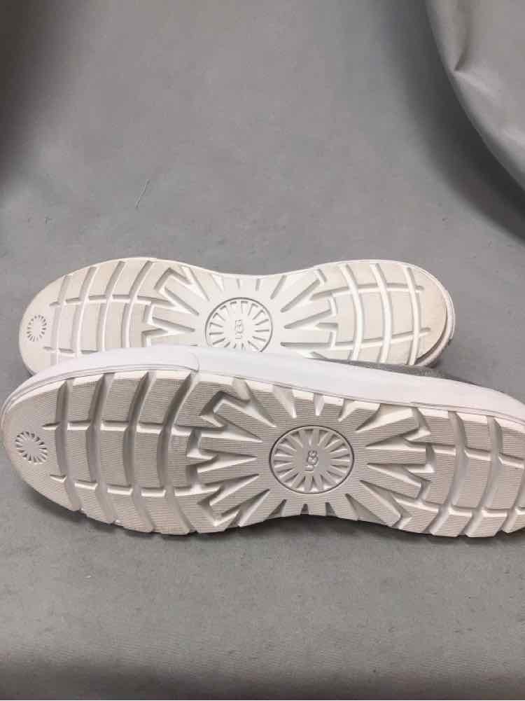 UGG SIZE 8 1/2 Ladies SHOES