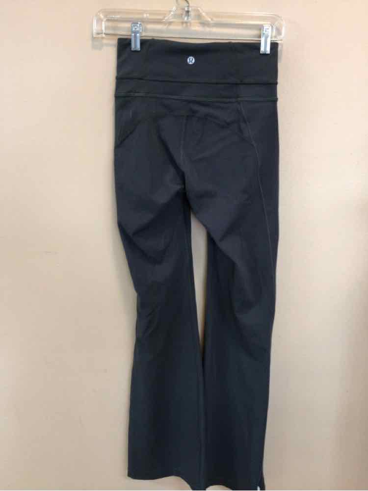 LULULEMON SIZE 4 Ladies EXERCISE