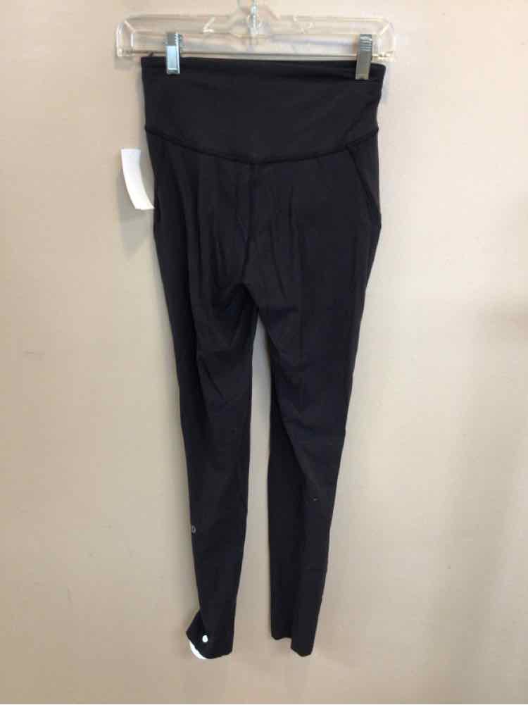 LULULEMON SIZE 4 Ladies EXERCISE