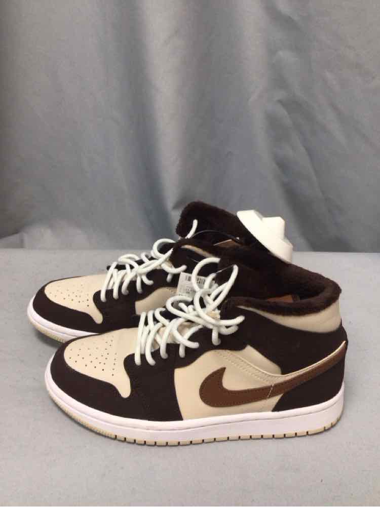 NIKE SIZE 7 Ladies SHOES
