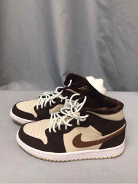 NIKE SIZE 7 Ladies SHOES