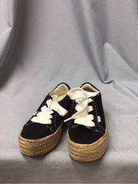 TOMS SIZE 6 1/2 Ladies SHOES