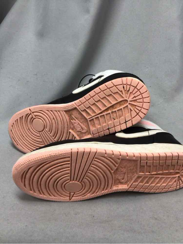 NIKE SIZE 8 Ladies SHOES