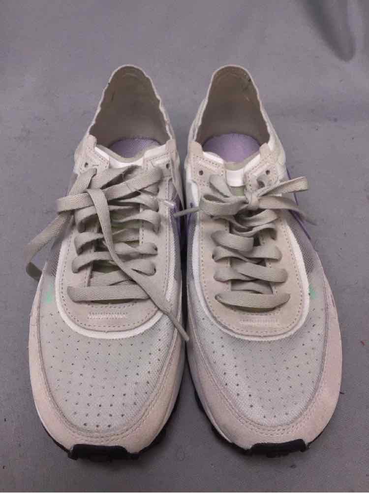 NIKE SIZE 8 Ladies SHOES