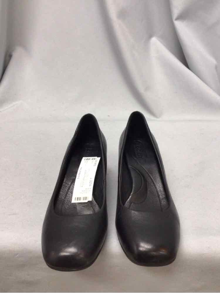 BORN SIZE 7 Ladies SHOES