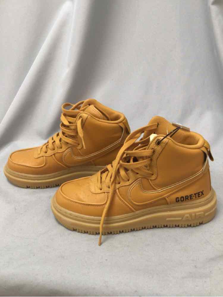 NIKE SIZE 8 1/2 Ladies SHOES