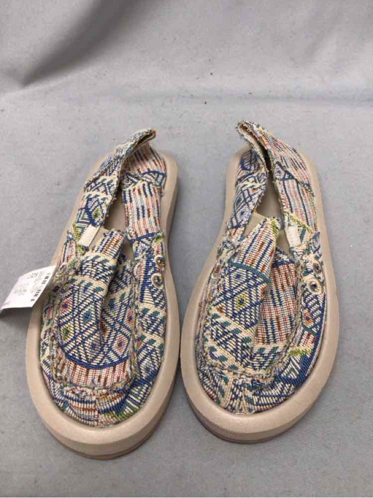 SANUK SIZE 7 Ladies SHOES