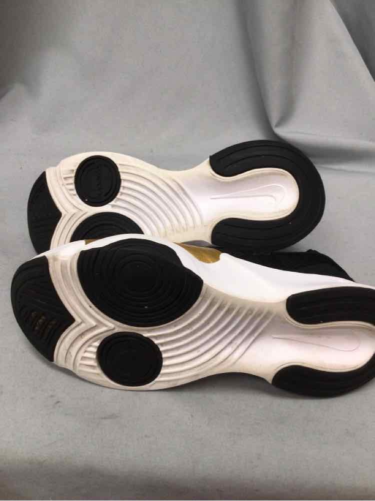 NIKE SIZE 10 Ladies SHOES