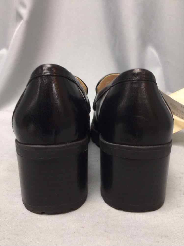 COACH SIZE 7 1/2 Ladies SHOES