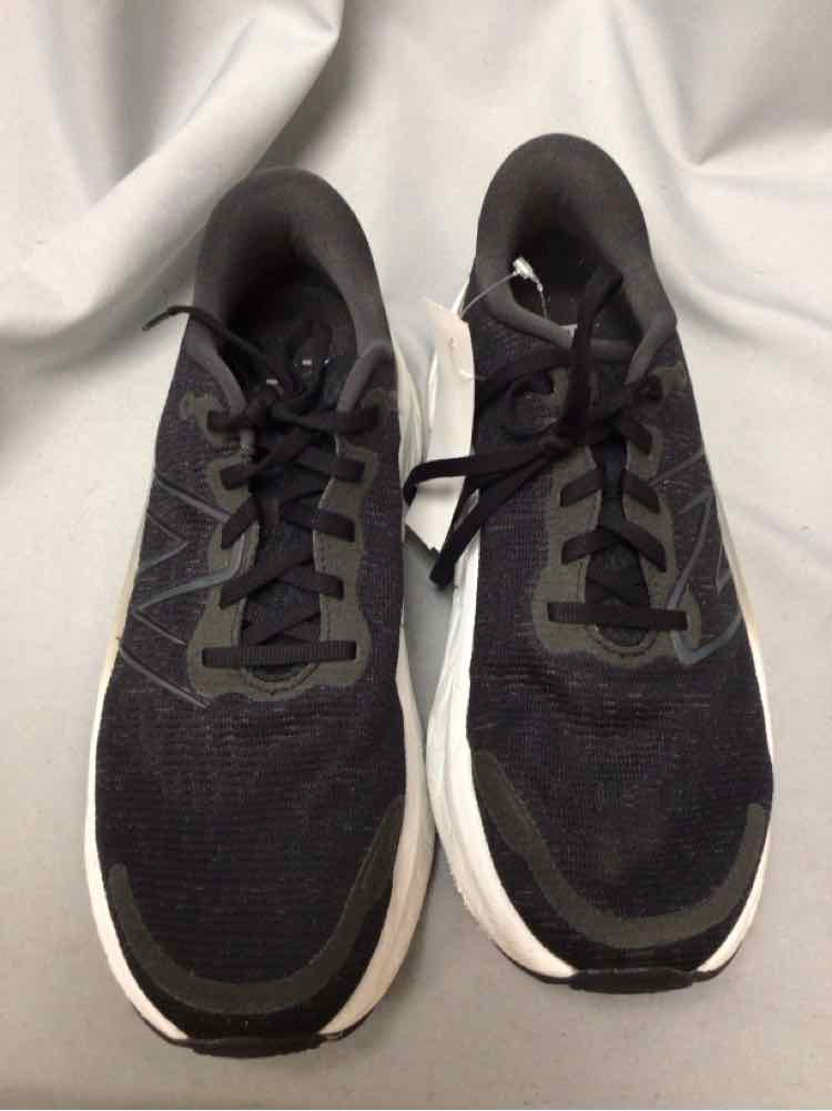 NEW BALANCE SIZE 9 1/2 Ladies SHOES