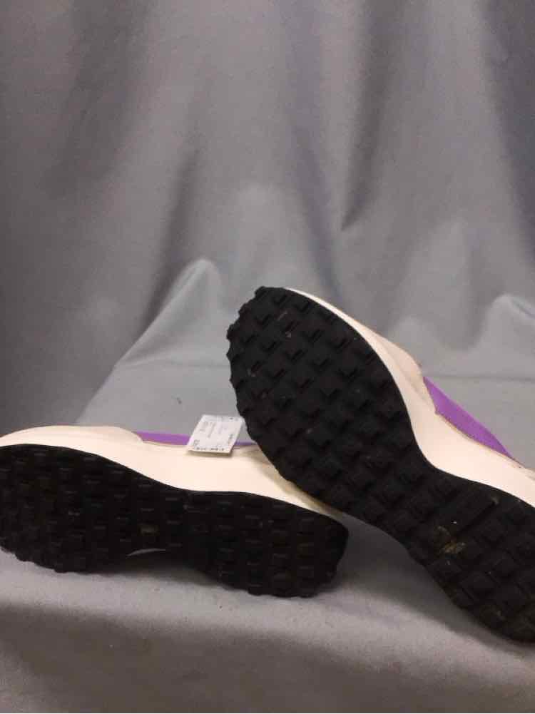 NIKE SIZE 8 1/2 Ladies SHOES
