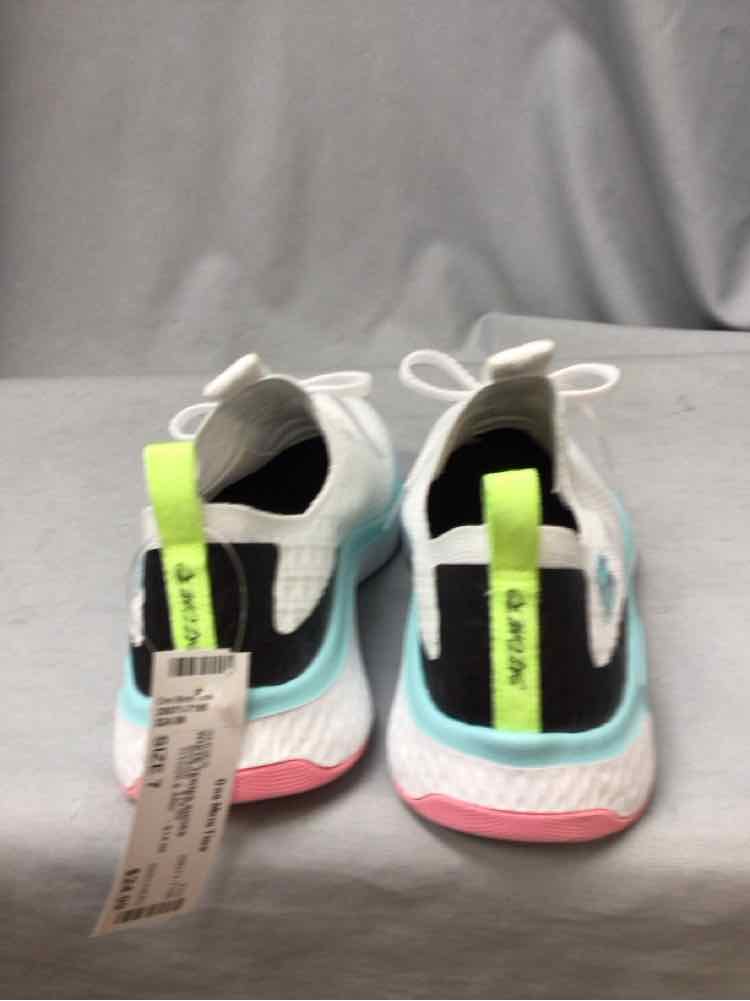 SKECHERS SIZE 7 Ladies SHOES