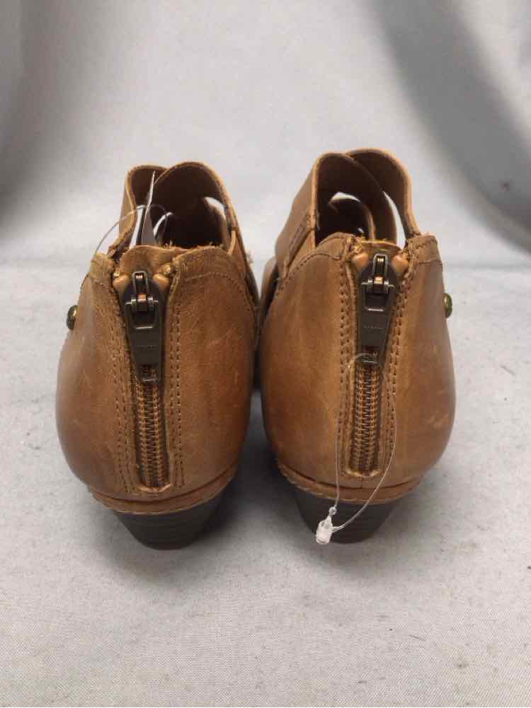 COBB HILL SIZE 8 1/2 Ladies SHOES