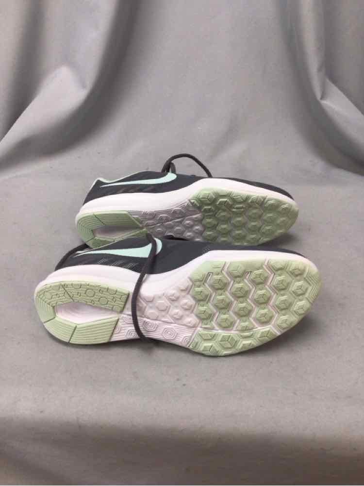 NIKE SIZE 8 Ladies SHOES