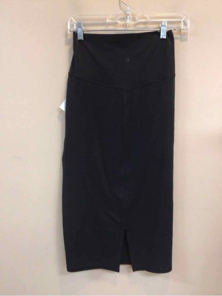 LULULEMON SIZE 6 Ladies SKIRT