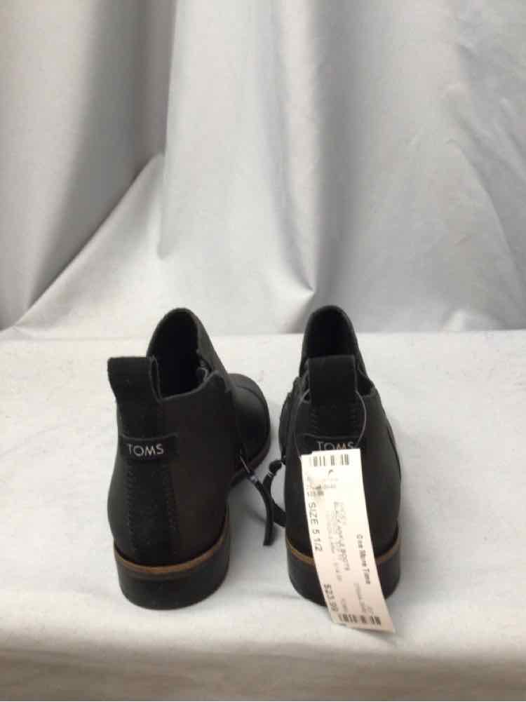 TOMS SIZE 5 1/2 Ladies SHOES