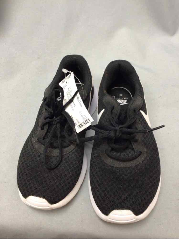 NIKE SIZE 6 Ladies SHOES