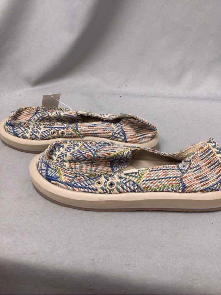 SANUK SIZE 7 Ladies SHOES