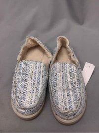 SANUK SIZE 7 Ladies SHOES