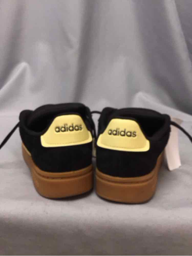 ADIDAS SIZE 7 1/2 Ladies SHOES